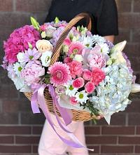 Композиция солнечный день в Нижний Ингаш Цветочная композиция из Розы, Хризантемы, Пионы и Лизиантусы в корзине в Нижний Ингаш