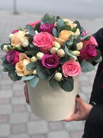 Цветочная композиция из Розы в шляпной коробке в Нижний Ингаш