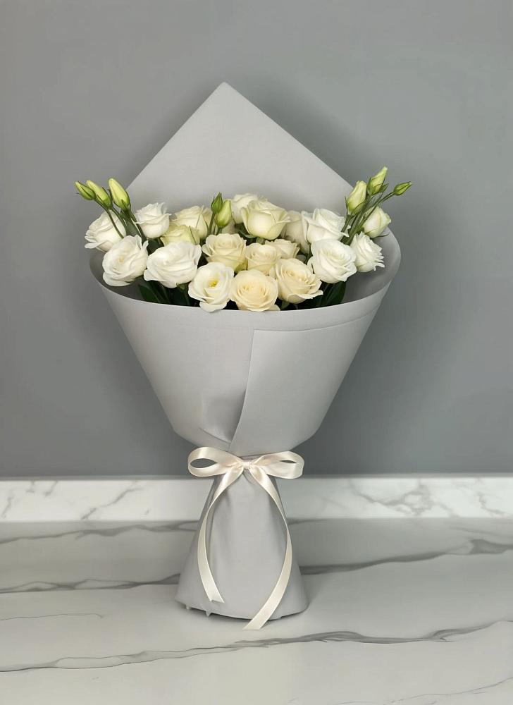 Букет цветов из: Розы и Лизиантусы в Нижний Ингаш