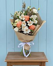 Букет цветов из:  Альстромерии, Лизиантусы, Розы и Хризантемы #REPLACE_PRED# Нижний Ингаш