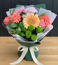 Букет цветов из:  Гвоздики, Розы, Герберы и Хризантемы в Нижний Ингаш