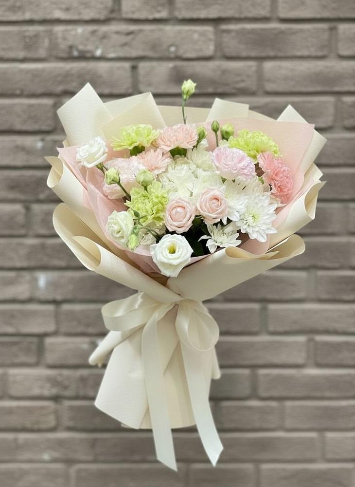 Букет цветов из: Гвоздики, Розы, Лизиантусы и Хризантемы в Нижний Ингаш