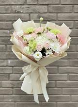 Букет цветов из:  Гвоздики, Розы, Лизиантусы и Хризантемы в Нижний Ингаш