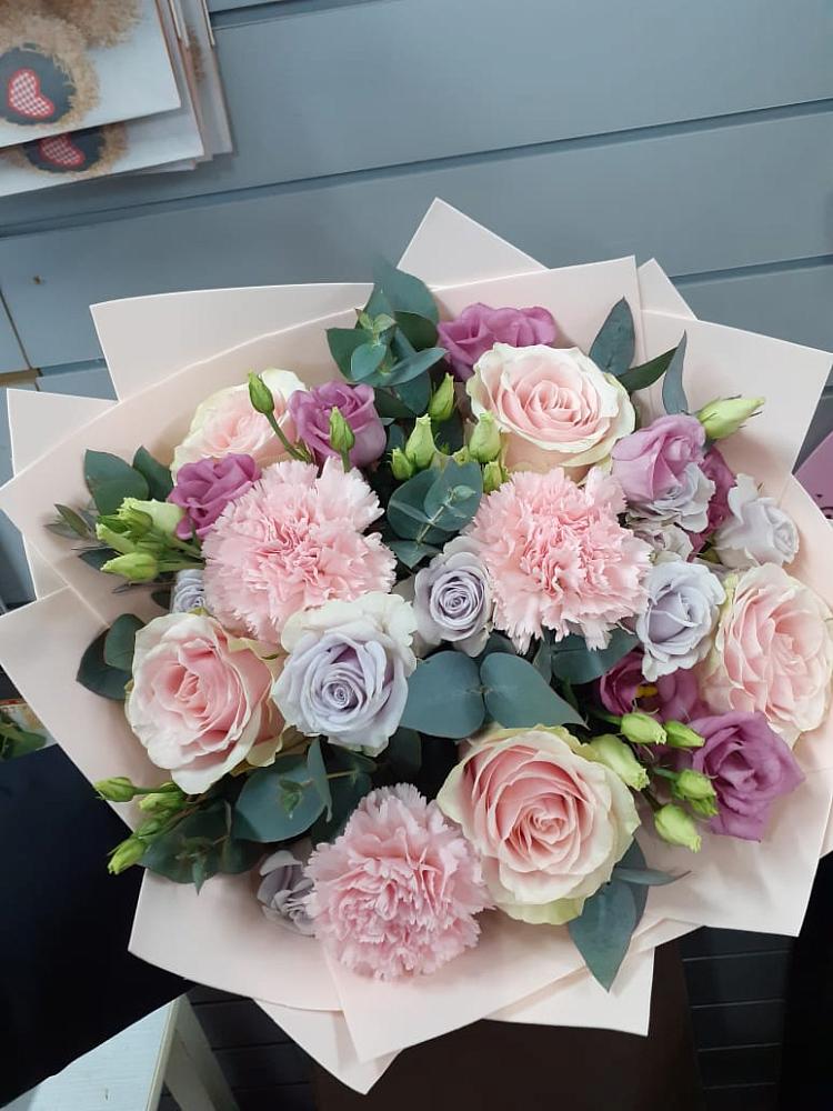 Букет цветов из: Розы, Гвоздики и Лизиантусы в Нижний Ингаш